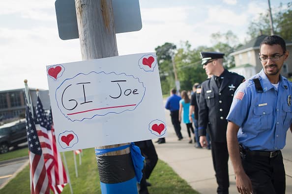 Este lunes, miles de personas se dieron cita en la escuela comunitaria Antioch para despedir al teniente Charles Joseph Gliniewicz, quien fue asesinato por tres sospechosos en el Fox Lake el primero de septiembre.