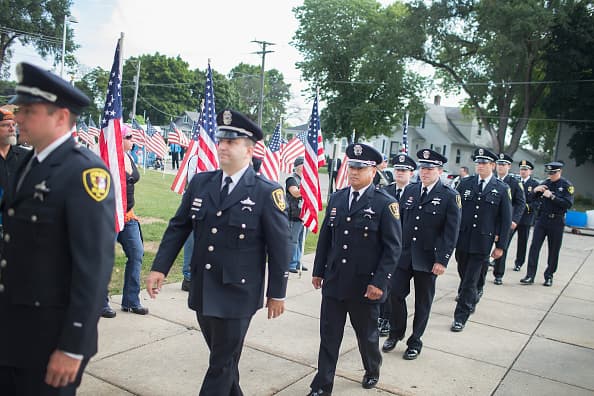 Este lunes, miles de personas se dieron cita en la escuela comunitaria Antioch para despedir al teniente Charles Joseph Gliniewicz, quien fue asesinato por tres sospechosos en el Fox Lake el primero de septiembre.