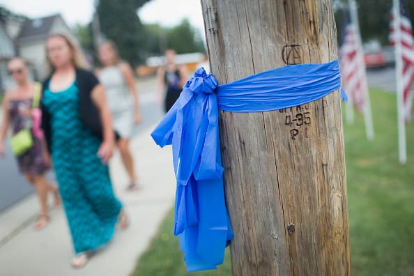 Este lunes, miles de personas se dieron cita en la escuela comunitaria Antioch para despedir al teniente Charles Joseph Gliniewicz, quien fue asesinato por tres sospechosos en el Fox Lake el primero de septiembre.