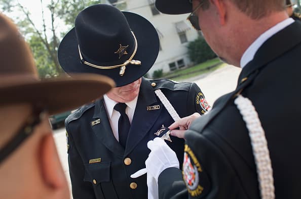 Este lunes, miles de personas se dieron cita en la escuela comunitaria Antioch para despedir al teniente Charles Joseph Gliniewicz, quien fue asesinato por tres sospechosos en el Fox Lake el primero de septiembre.
