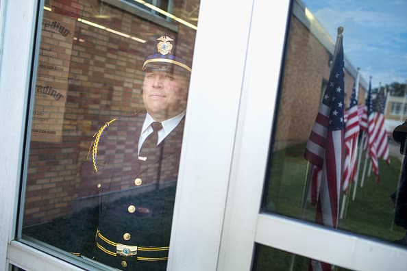 Este lunes, miles de personas se dieron cita en la escuela comunitaria Antioch para despedir al teniente Charles Joseph Gliniewicz, quien fue asesinato por tres sospechosos en el Fox Lake el primero de septiembre.