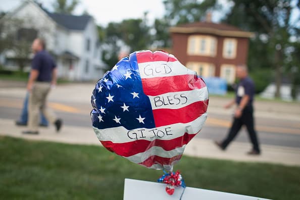 Este lunes, miles de personas se dieron cita en la escuela comunitaria Antioch para despedir al teniente Charles Joseph Gliniewicz, quien fue asesinato por tres sospechosos en el Fox Lake el primero de septiembre.