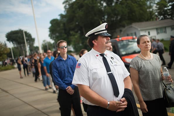 Este lunes, miles de personas se dieron cita en la escuela comunitaria Antioch para despedir al teniente Charles Joseph Gliniewicz, quien fue asesinato por tres sospechosos en el Fox Lake el primero de septiembre.