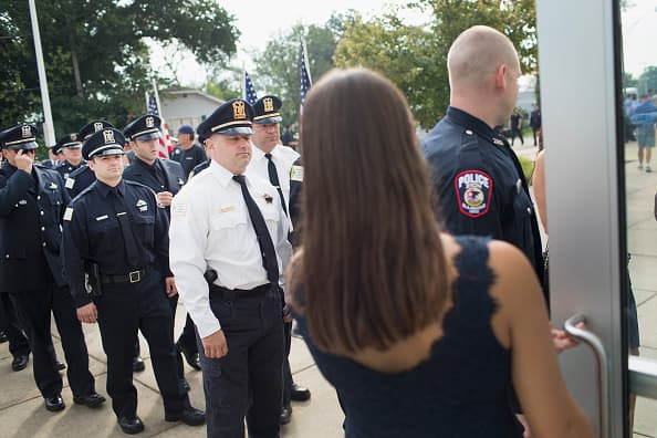 Este lunes, miles de personas se dieron cita en la escuela comunitaria Antioch para despedir al teniente Charles Joseph Gliniewicz, quien fue asesinato por tres sospechosos en el Fox Lake el primero de septiembre.