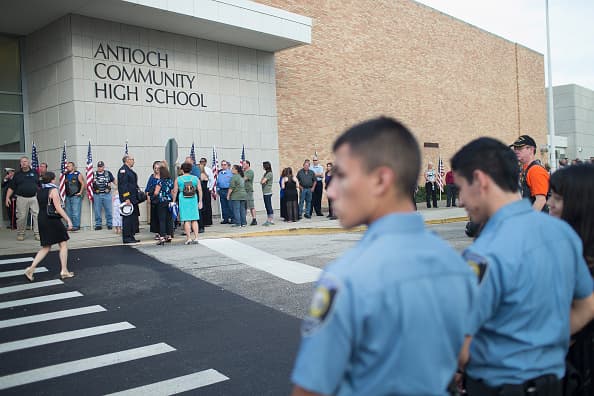 Este lunes, miles de personas se dieron cita en la escuela comunitaria Antioch para despedir al teniente Charles Joseph Gliniewicz, quien fue asesinato por tres sospechosos en el Fox Lake el primero de septiembre.