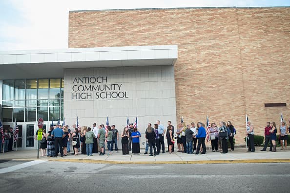 Este lunes, miles de personas se dieron cita en la escuela comunitaria Antioch para despedir al teniente Charles Joseph Gliniewicz, quien fue asesinato por tres sospechosos en el Fox Lake el primero de septiembre.