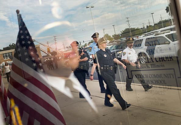Este lunes, miles de personas se dieron cita en la escuela comunitaria Antioch para despedir al teniente Charles Joseph Gliniewicz, quien fue asesinato por tres sospechosos en el Fox Lake el primero de septiembre.