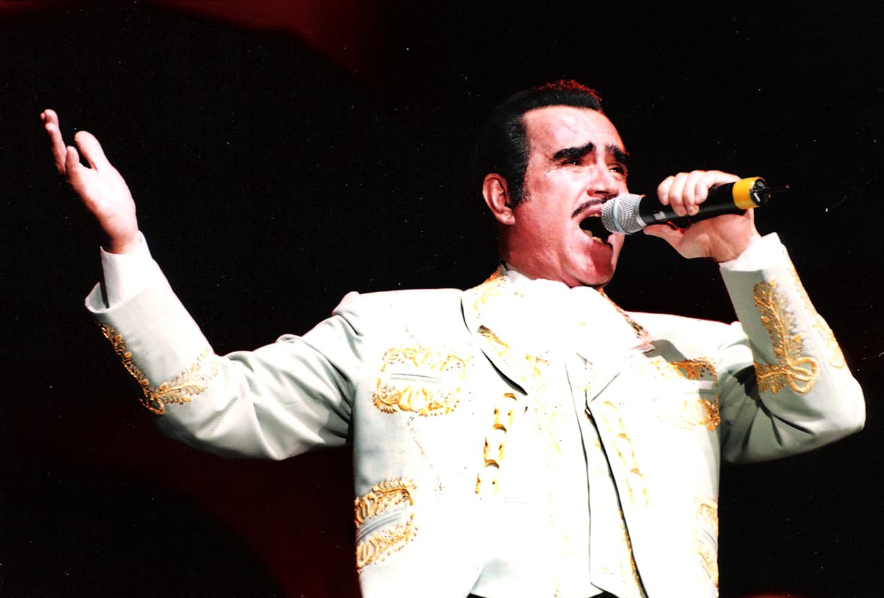El mensaje comenzó a recircular por redes sociales y en algunos medios de comunicación, mientras los fans del cantante se alegraban de que esas palabras hayan sido lanzadas en primera persona, es decir, como si el fallecido Vicente Fernández las haya publicado en ese instante.
<br>