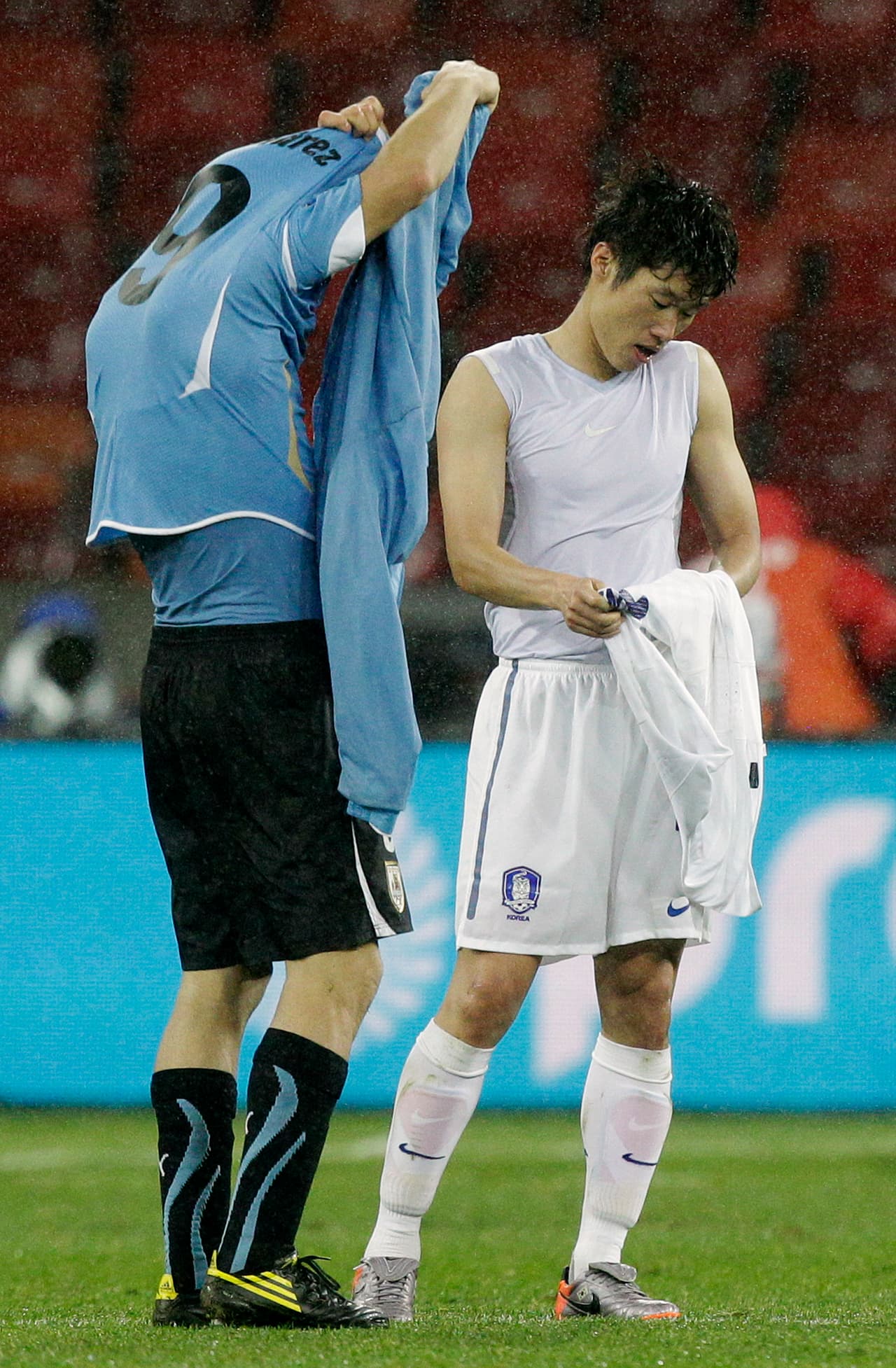 Luis Suárez, de Uruguay (izquierda), y Park Ji-sung, de Corea del Sur (derecha), intercambian camisetas tras el partido de octavos de final del Mundial entre Uruguay y Corea del Sur.