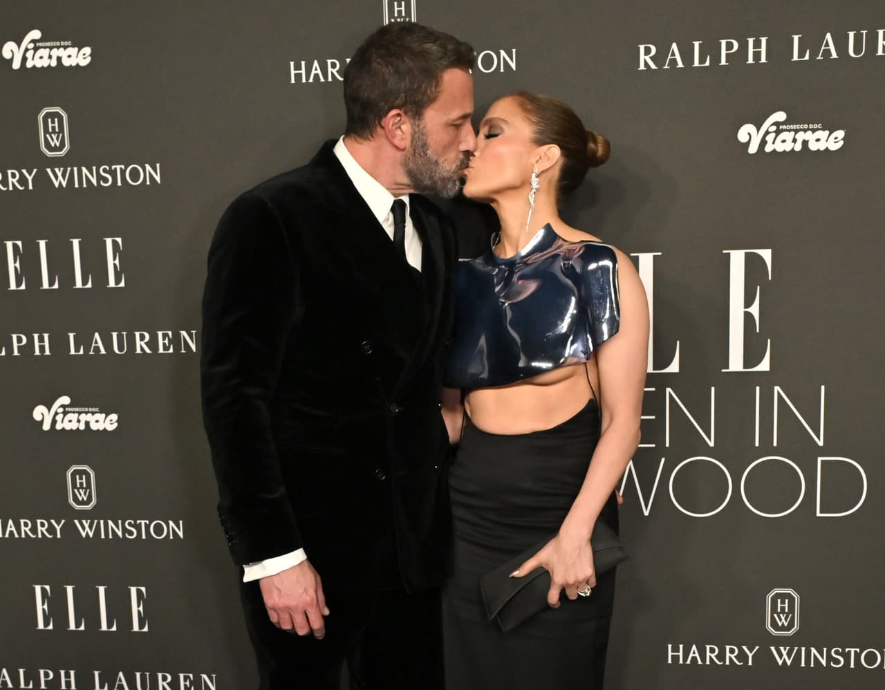 Jennifer López y Ben Affleck se besaron en la gala de Elle Women.