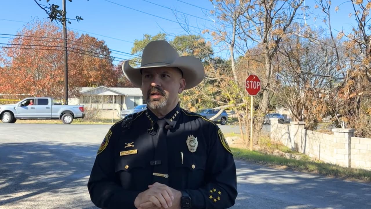 Llamado al 911 por violencia doméstica termina en tiroteo; hay 1 muerto y 2 policías heridos