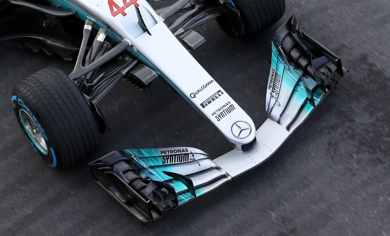 La parte frontal del Mercedes-AMG W08 muestra un diseño estirado, con un soporte muy diminuto que conecta el alerón (de cinco planos, como se ve a los costados) con la nariz.