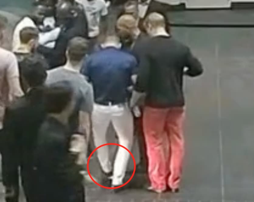 El luchador pisó varias veces el celular del admirador hasta destrozarlo.