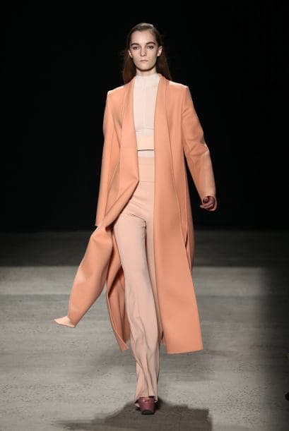 El color salmón también será algo que veremos mucho este año, como en este 'look' de Narciso Rodríguez.