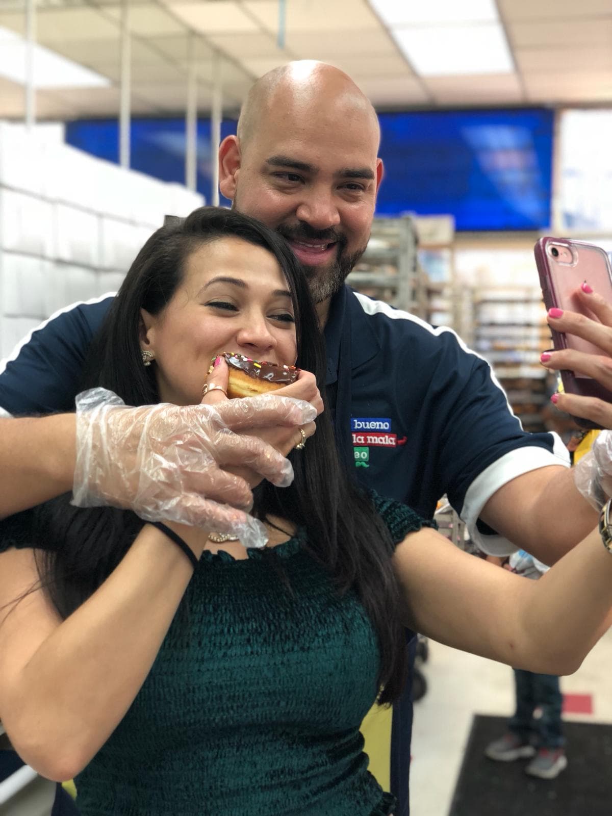 Ahhh pero El Pelón también hizo comer a Carla una deliciosa dona.