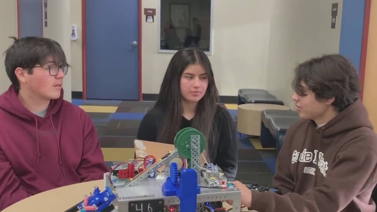 Equipo de robótica de estudiantes hispanos gana prestigioso premio