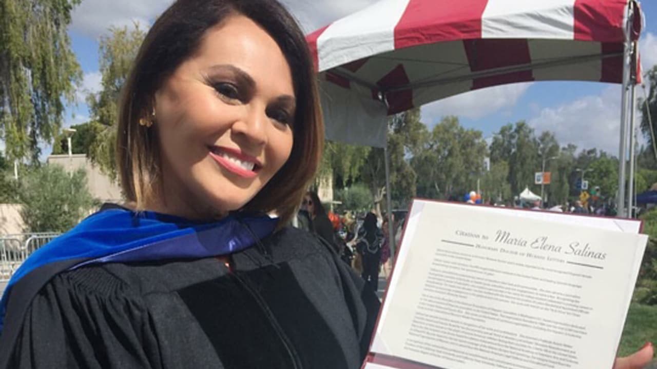 María Elena Salinas: "Ustedes son los que van a construir puentes, no muros"