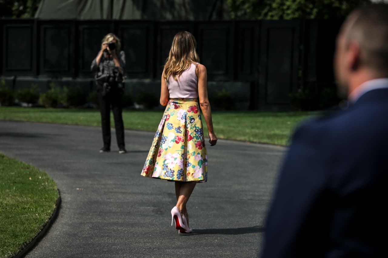First lady Melania Trump walks back to the White House after she took part in a tree planting ceremony on the south grounds of the White House August 27, 2018 in Washington, DC. The tree comes from the original Eisenhower Oak located near the Kennedy Garden that was excavated from the grounds earlier this year. (Photo by Oliver Contreras/SIPA USA)