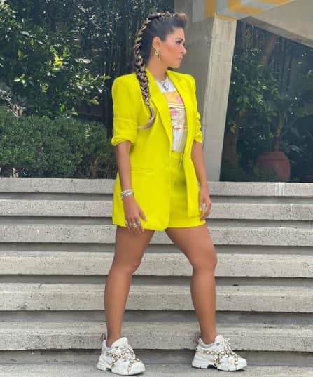 En este caso, la conductora demostró que los tenis lucen muy bien con looks formales.