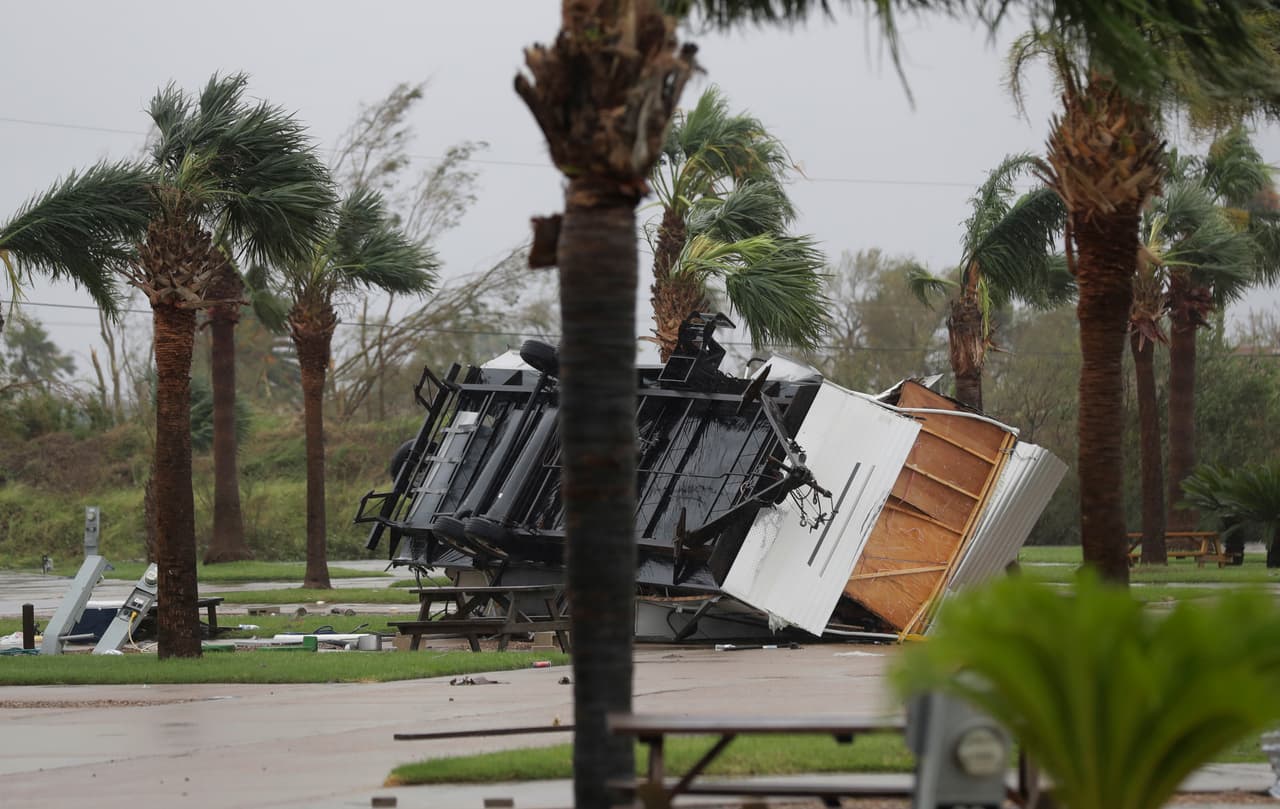 Un remolque volcado por los vientos en un parque de Aransas Pass, Texas.