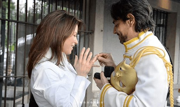 El 3 de febrero de 2012 Eugenio Derbez le entregó el anillo de compromiso y lo hizo de una manera muy especial.