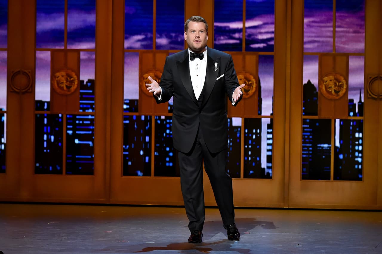 James Corden se burla del error de los Oscar recreando una escena de 'La La Land'