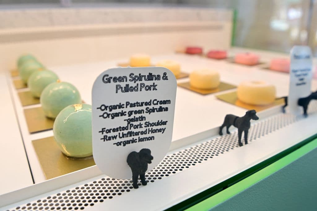 El restaurante abrió la semana pasada y está ubicado en el 988 de Valencia St. Uno de sus productos más pedidos son estos pastelillos llamados “dogguccinos” hechos con carne de puerco orgánica, espirulina, crema pasteurizada y miel.