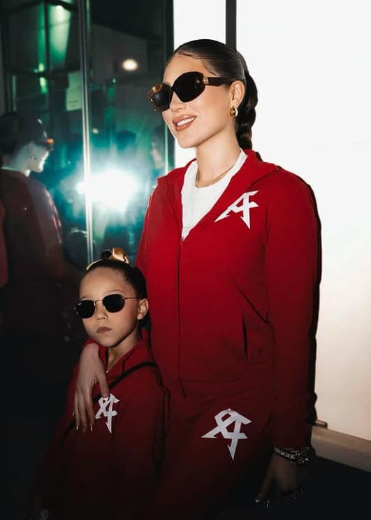 La pequeña tiene 7 años y es la más apegada a él, pues lo acompaña a todos lados junto a su madre.
<br>