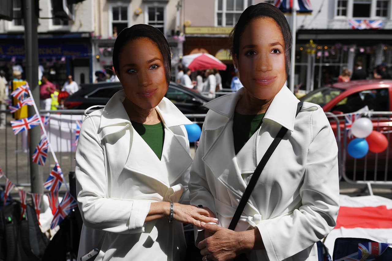 ¿Permitirán estas máscaras entre las
<b><a href="https://www.univision.com/entretenimiento/una-boda-con-mas-de-3-200-invitados-asi-sera-la-del-principe-harry-y-meghan-markle-fotos">2,640 personas</a></b> invitadas a los jardines del castillo para celebrar la boda?