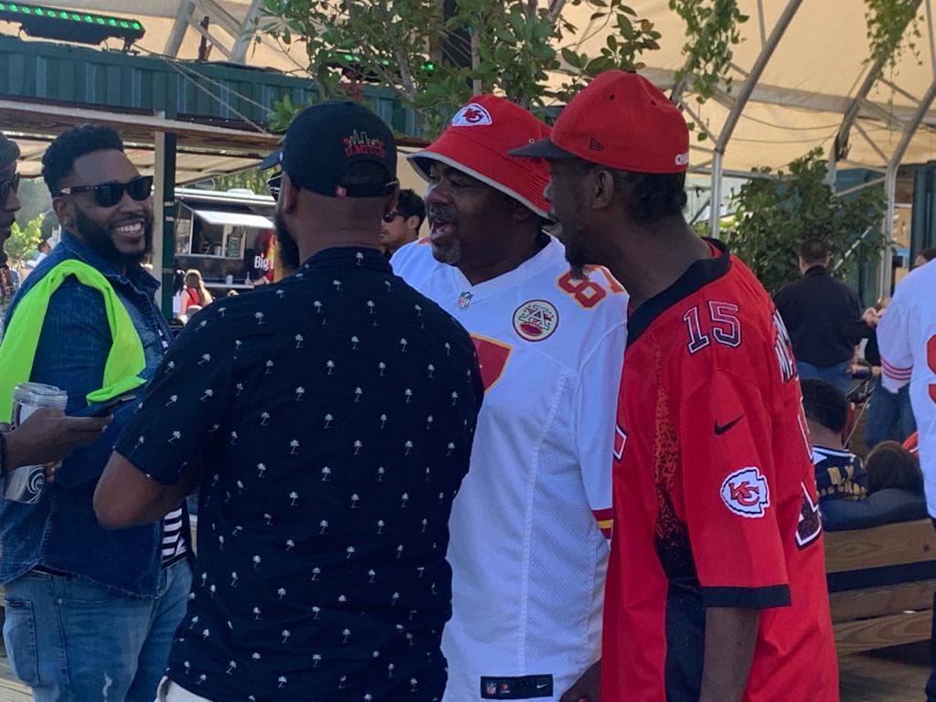 El Fan Fest 2020 del Super Bowl LIV se lleva acabo en Wynwood Market; los aficionados disfrutan de diversas actividades, jueguitos y mucha convivencia familiar.