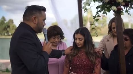La ceremonia religiosa fue oficiada por el pastor Javier Balbuena, quien ofreció a la quinceañera y a su familia un emotivo mensaje.