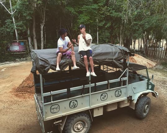 Se dice que también intentó bajarse los pantalones, pero al final todo se resolvió y 'Bibs' tuvo que salir luego de su metida de pata.