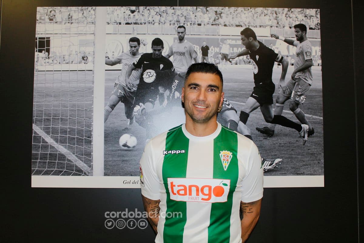 El experimentado José 'La Perla' Reyes dejó la disciplina del Sevilla para unirse a préstamo al Real Betis en la Liga.