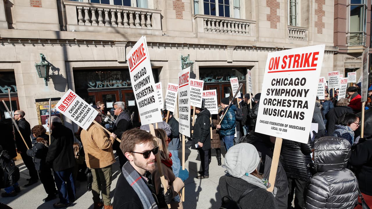 Miembros de la Sinfónica protestaron afuera del Centro Sinfónico.