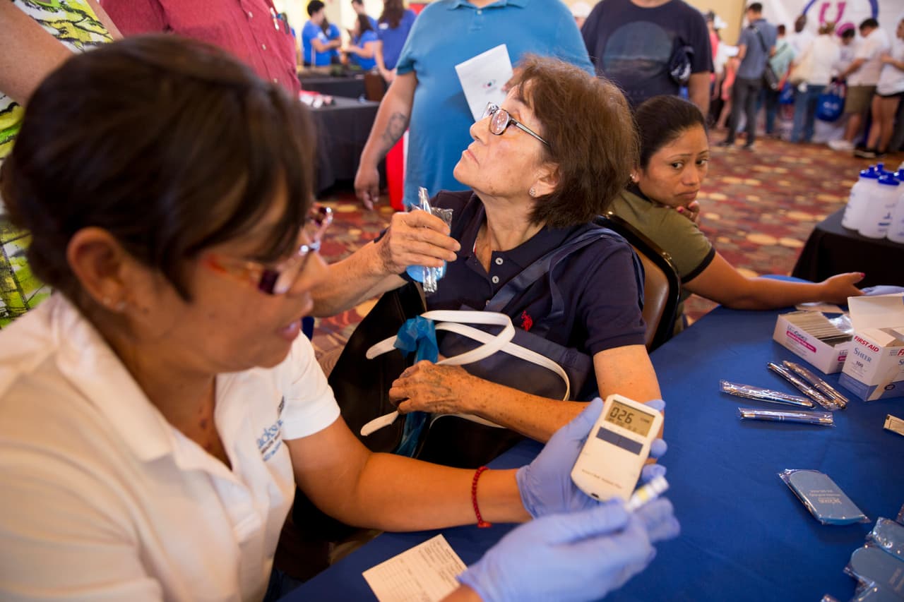 "Agradezco a las personas que dedican su tiempo para que nosotros podamos chequearnos gratuitamente", dice Blanca, de Palmetto Bay, mientras se toma la tensión. Tenía al menos un año sin examinarse, pues no tiene seguro médico.