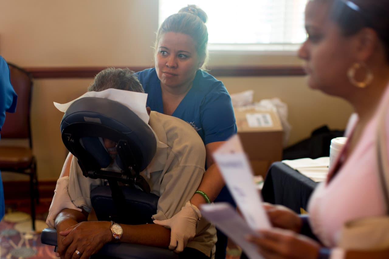Marelis Tabares trabaja en Miami Medical Health Center y en la feria de la salud atiende pacientes con dolores crónicos, especialmente a personas de la tercera edad con artritis. "Es un evento muy educativo, enseña y prepara sobre todo a la gente mayor a alimentarse mejor, a cuidarse más, a chequearse la salud”, explica.
