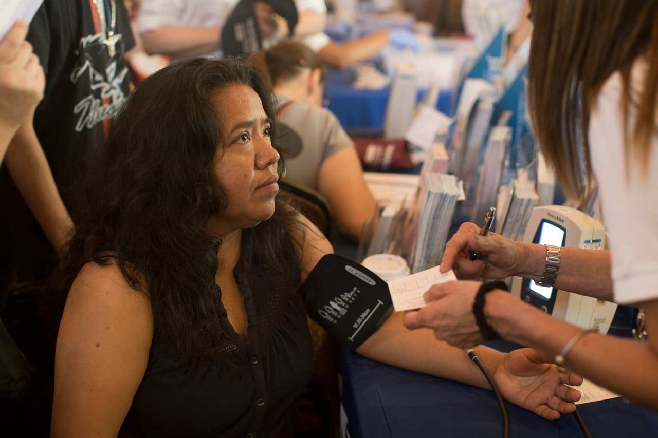 Sara, de origen mexicano y radicada en Homestead, se toma la tensión y recibe instrucciones del personal de la feria. “Tenía mucho tiempo sin hacerme exámenes, me encantó cuando lo escuché en la radio”.