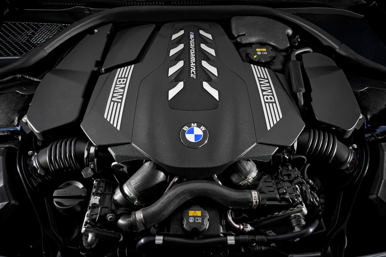 El Serie 8 es el primer BMW en ofrecer el motor V8 twin-turbo de 4.4 litros puede producir hasta 523 HP @ 5,500 RPM y 553 Lb-Pie @1,800 RPM.
