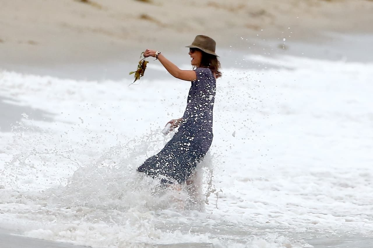 Según información de la revista Vogue, n el documento firmado por Katie y Tom también intervino la Cienciología, religión que profesa Cruise, donde se espefica que Holmes no podría hablar del actor tras su separación durante un período de cinco años; además, tampoco podría hacer pública ninguna de las relaciones que mantuviera después durante este lapso de tiempo.