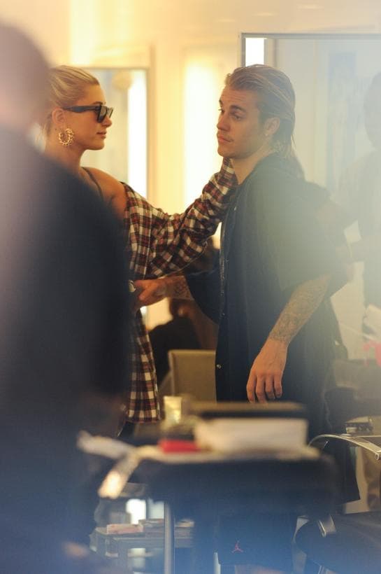 En todo momento estuvo acompañado de
<b><a href="https://www.univision.com/entretenimiento/algo-no-encaja-en-la-historia-de-amor-con-boda-incluida-de-justin-bieber-y-hailey-baldwin-fotos"> su esposa Hailey Baldwin</a></b>, quien incluso revisó que todo estuviera en orden.