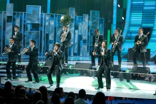 Escuchar banda: Para muchos mexicanos, escuchar banda les recuerda más a su patria que escuchar a un mariachi. Y es que mientras la música de mariachi es más para disfrutarse desde su asiento, pocos pueden resistir bailar la banda.