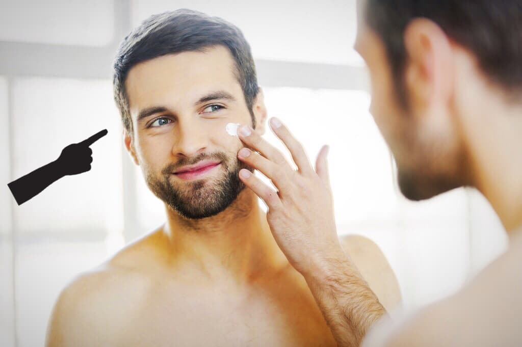 Hombre poniéndose crema