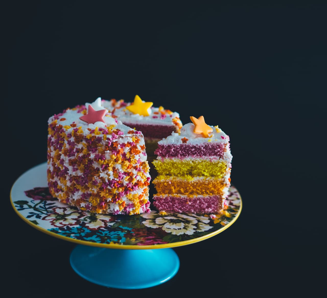 Para los pasteles, tambien le proponemos una idea más colorida, con decoración de estrellas y de aspecto delicioso.