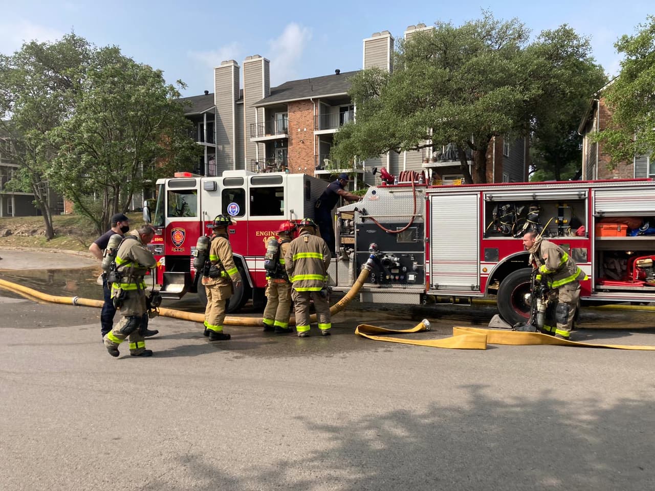 Los residentes que viven allí lo perdieron todo en el incendio que destruyó el edificio, según las autoridades.
<br>
<br>Los bomberos pudieron rescatar al menos a 10 perros del edificio. 
<br>
<br>No se reportaron heridos y se desconocen las causas del siniestro.