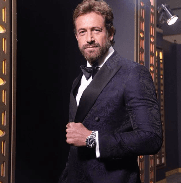 Gabriel Soto desfiló por la alfombra morada de la entrega de Premios TVyNovelas 2018 con un conjunto casual en el que eligió colores neutros como blanco, azul y negro.