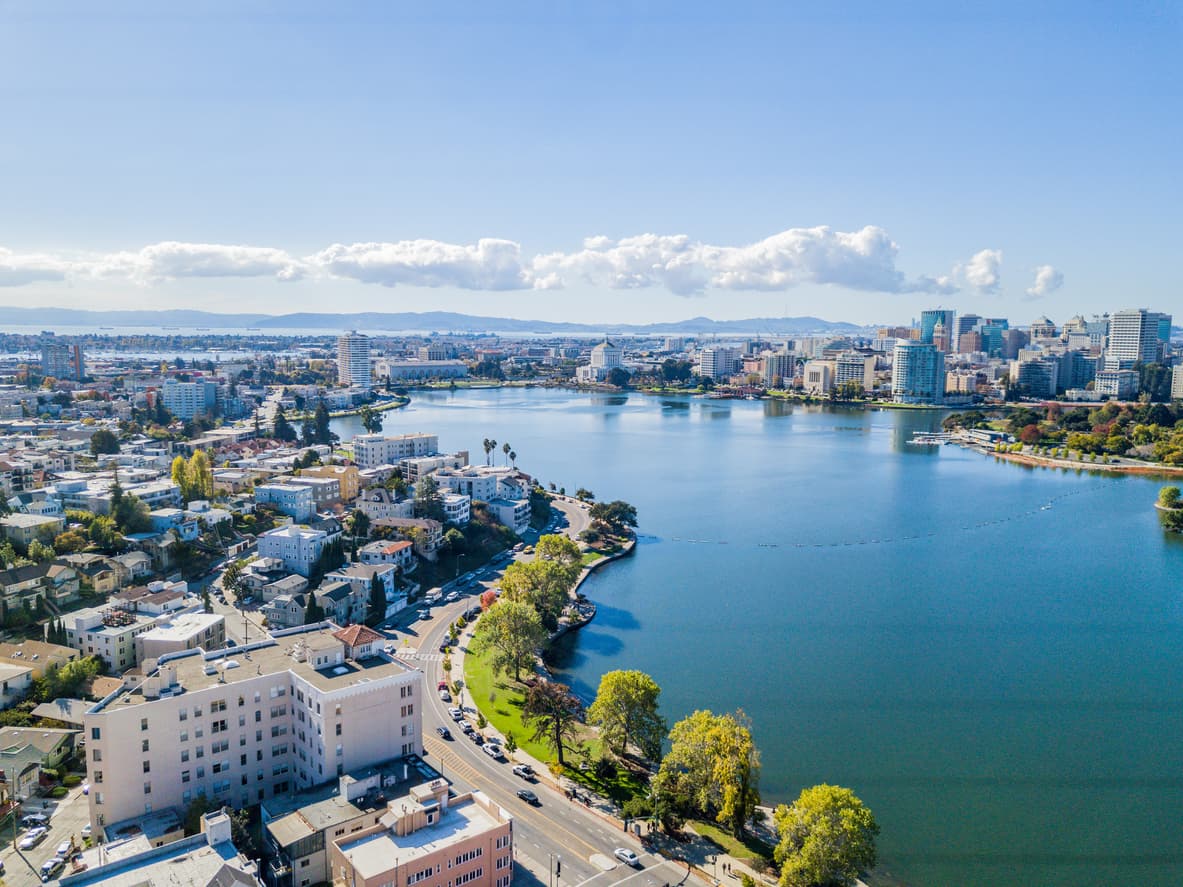 <b>En Oakland, California</b>
<br>
<br>🔘 El ingreso medio en esta ciudad es de $80,143 al año.
<br>🔘 El ingreso que se recomienda tener para poseer una casa es de $172,632.75
<br>🔘 El ingreso que se recomienda tener si vas a alquilar una vivienda es de $85,464.75