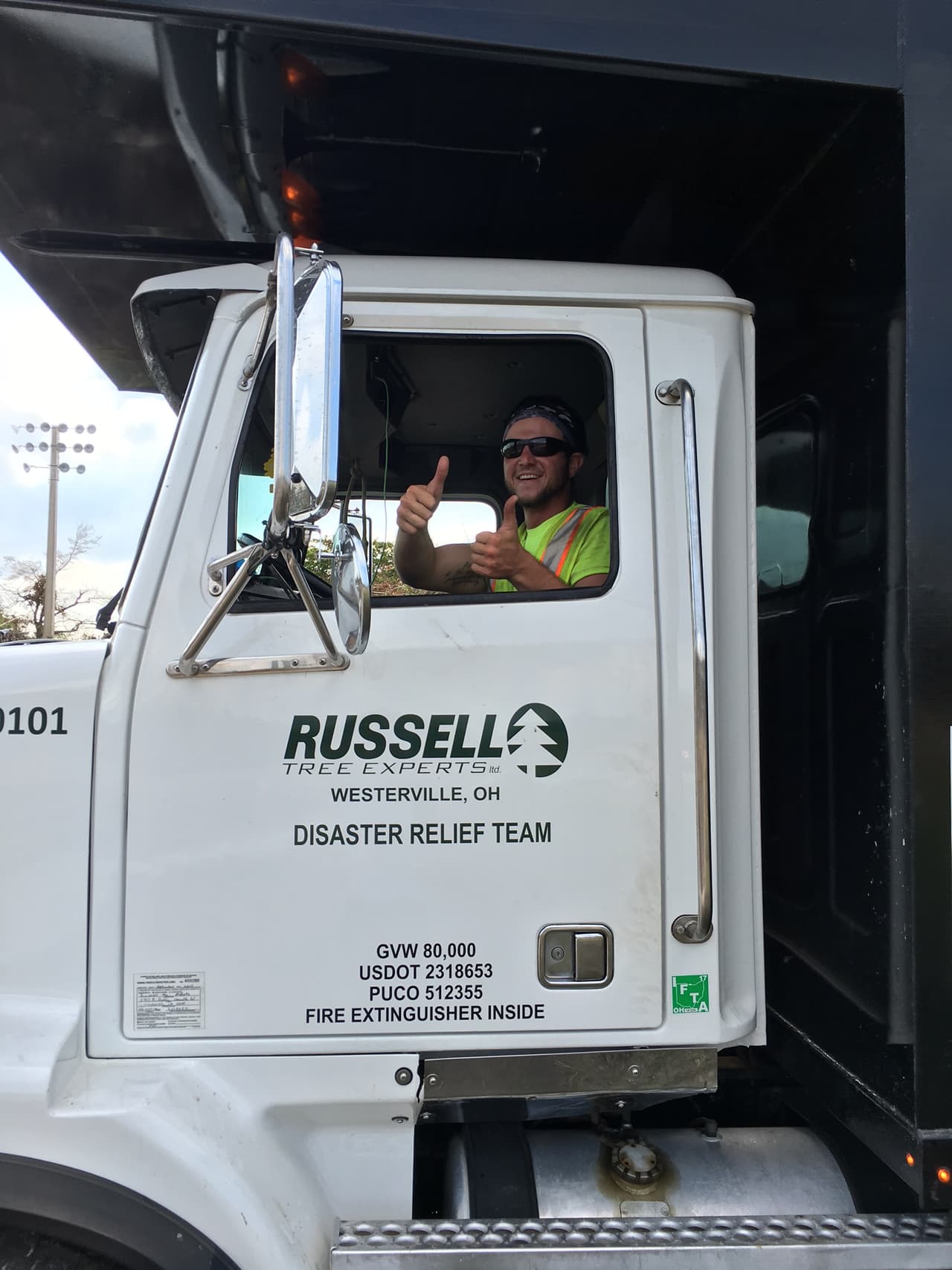 Cody Gray, de Ohio, es uno de los conductores contratados para ayudar a limpiar los desechos del huracán Irma. Gray dijo que fue contratado antes de Irma y que estaba esperando en la frontera de Georgia para que Irma pasara antes de conducir 18 horas al sur de Florida al día siguiente. Foto: David Adams