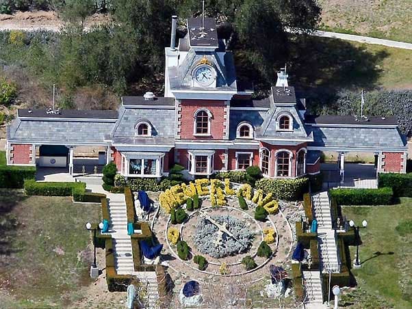 El 
<b>Rancho Neverland</b> es una propiedad ubicada en Santa Bárbara, California, Estados Unidos, que perteneció al cantante estadounidense Michael Jackson desde que él tenía 28 años. Jackson bautizó la propiedad bajo el nombre de la tierra de ‘Peter Pan’ y la decoró con numerosos adornos de este cuento bromeando con la prensa que en ese lugar uno seguiría siendo como un niño y la que por cierto le costó 30 millones de dólares. Ahí creció su hija Paris.