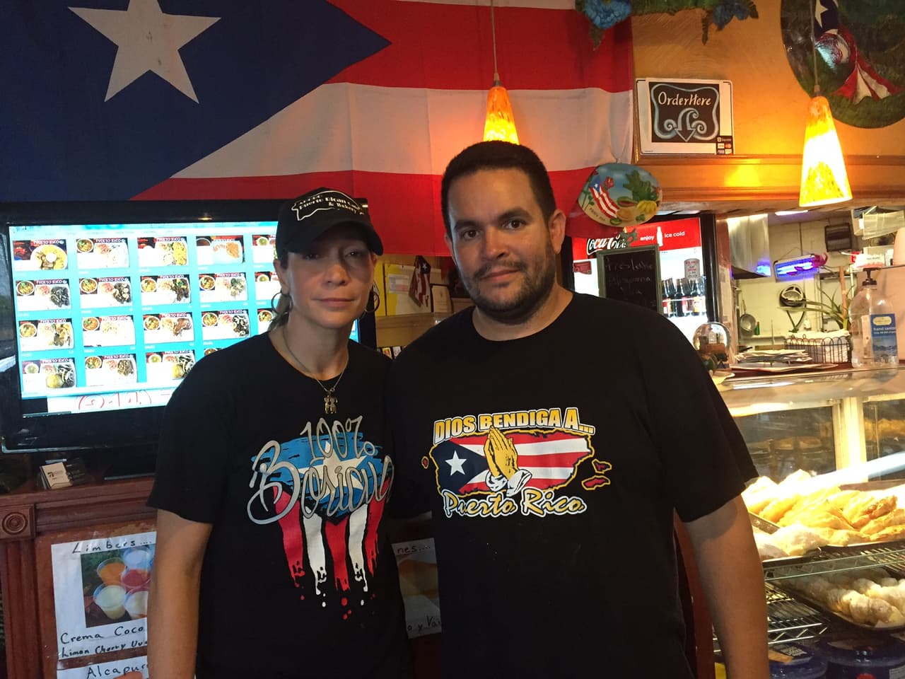 Raquel y Edwin Martínez pusieron su restaurante a la orden para recolectar productos que luego planean mandar a Puerto Rico.
