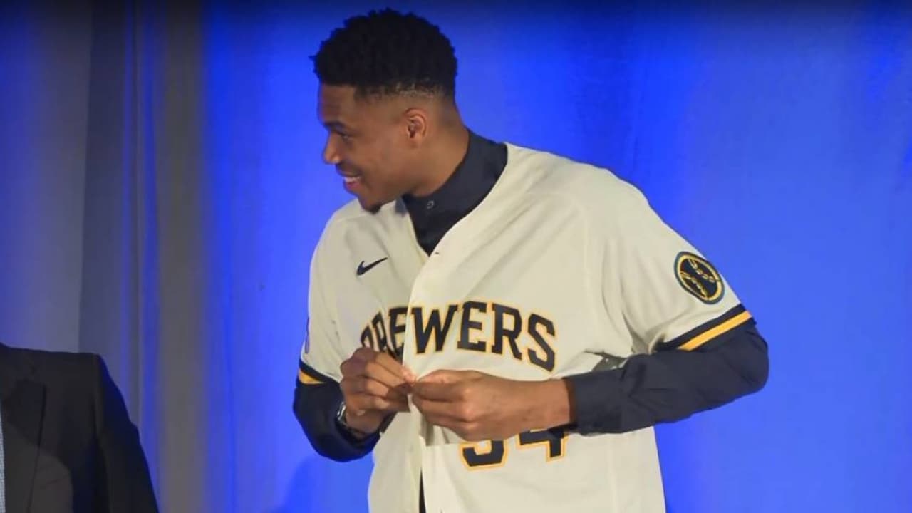 Giannis Antetokounmpo se une al grupo de propietarios de los Brewers